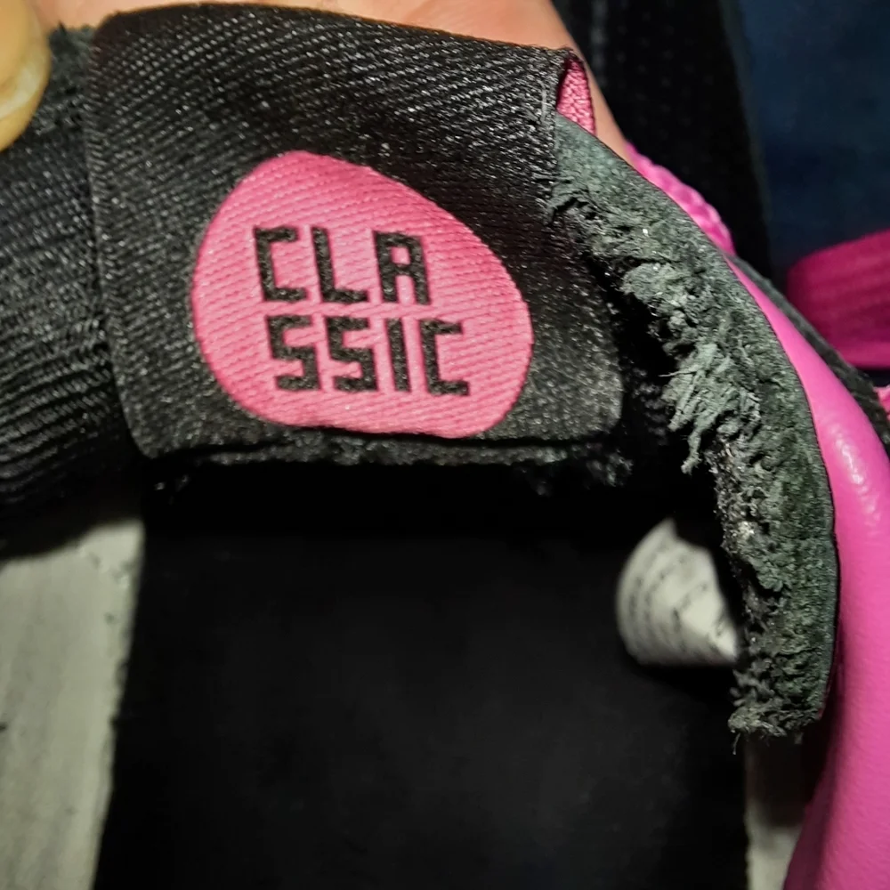 Botas 66 Black/Neon Pink Leather Athletic Sneaker SZ 5